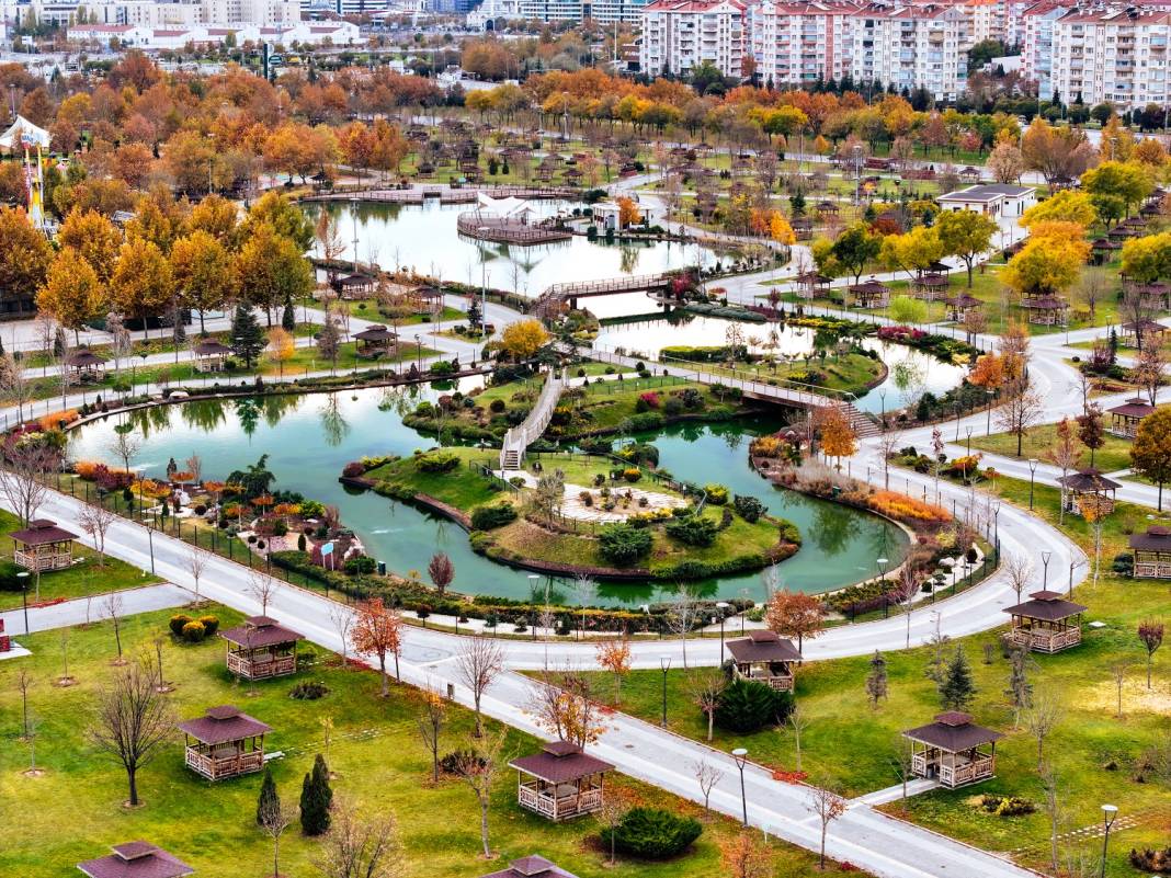 Karatay, sarıdan kızıla uzanan renk tonlarıyla görsel şölen sunuyor 13